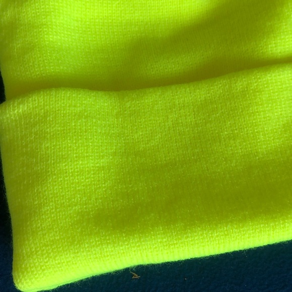 - ⭐️CARHARTT neon green beanie cap *NEW* - Picture 6 of 6